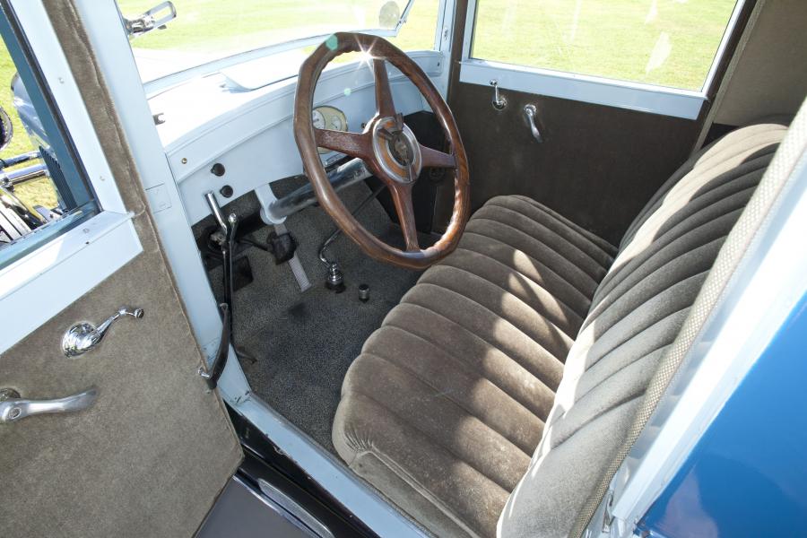 Интерьер Nash Special Six Series 330 Rumble Seat Coupe 1928 года  (фото 10 из 18)